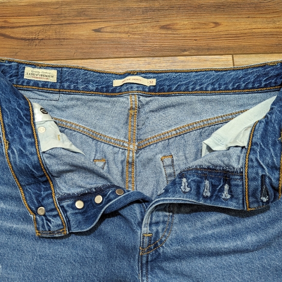 Levi's Ribcage Denim Jean Shorts Raw Hem High Rise Button Fly Women's Size 32 - Picture 3 of 8